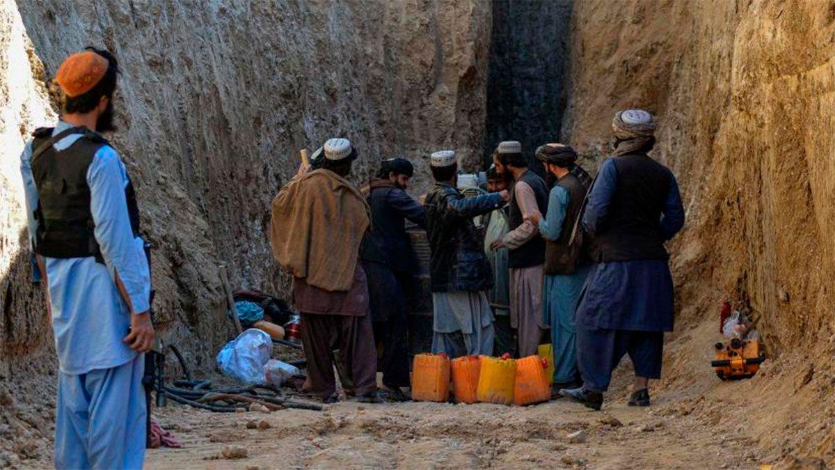 Murió el niño que cayó en un pozo en Afganistán: La triste conversación que tuvo con su padre