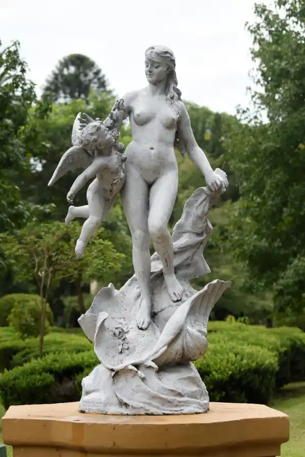 VENUS Y CUPIDO. Esta copia en fundición de hierro es una de las piezas que mejor estado presenta en estos momentos.