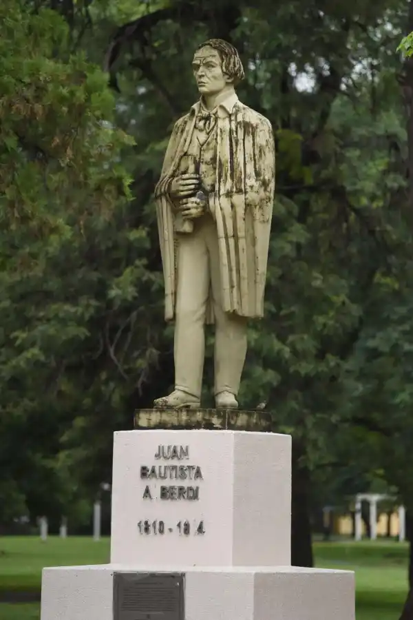 JUAN BAUTISTA ALBERDI. En la plaza que lleva el nombre del prócer puede apreciarse la escultura de Lola Mora. Esta forma parte de la galería instalada en la avenida Soldati.