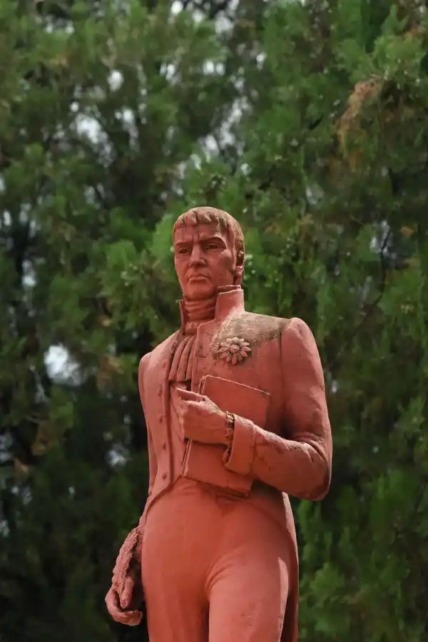 BERNARDO DE MONTEAGUDO. La estampa del ilustre tucumano, dotada de una pátina rojiza que nunca deja de llamar la atención.