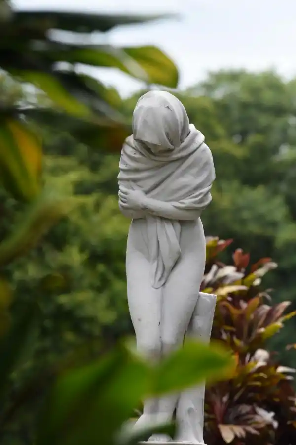 TAN ENIGMÁTICA COMO ATRACTIVA. Una de las esculturas que invitan a la reflexión.