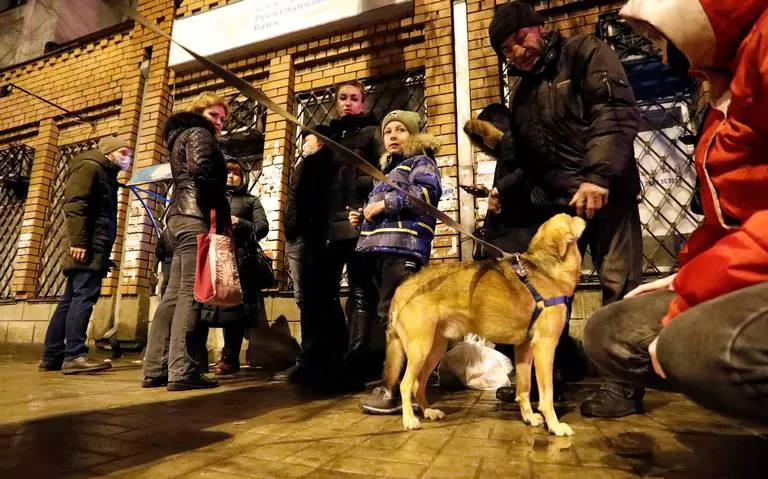 HUIR DE CASA. La autoproclamada república separatista de Donetsk, en el este de Ucrania y a favor de Rusia, inicia la evacuación de su población. REUTERS 