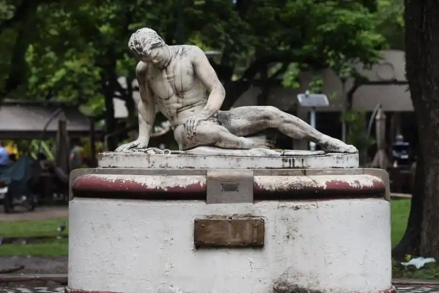 GÁLATA HERIDO. Forma parte del grupo del mausoleo de Átalo (copia de fundicion). Se nota el deterioro que padece la pieza, incluso en la base. 