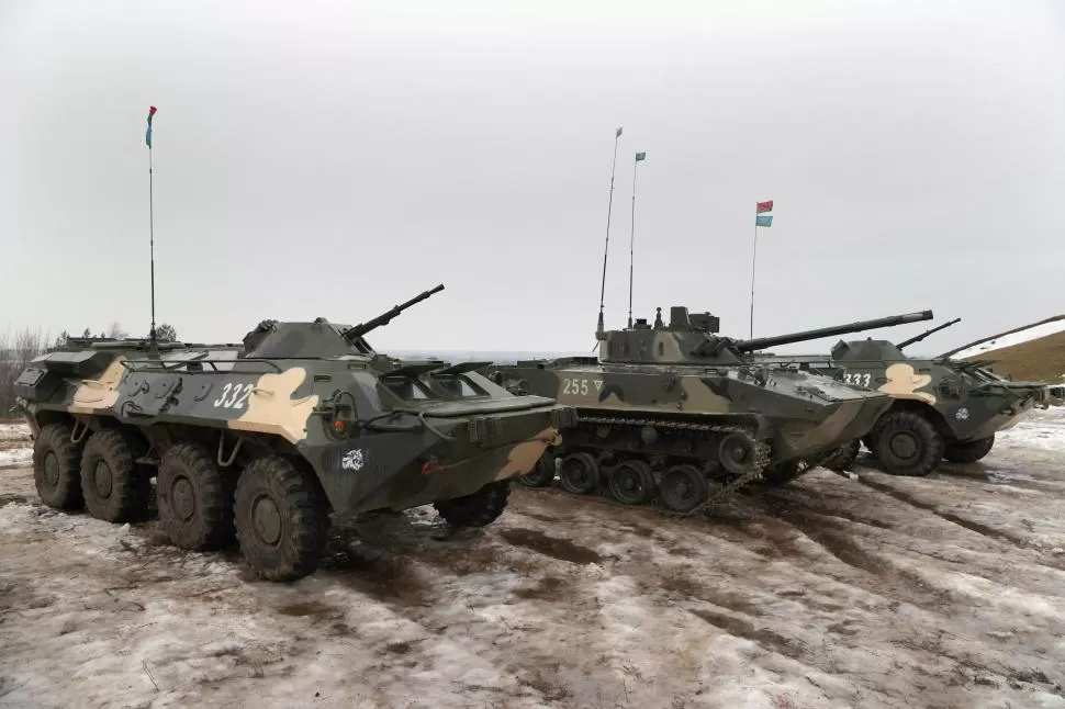 EVACUACIÓN. Rusia informó nuevamente que continúa retirando tropas y pertrechos militares de la frontera con Ucrania. 