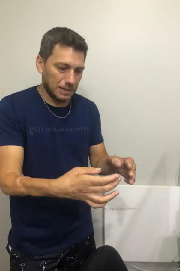 Alfredo perdió y recuperó los brazos y enfrenta todo como un desafío 