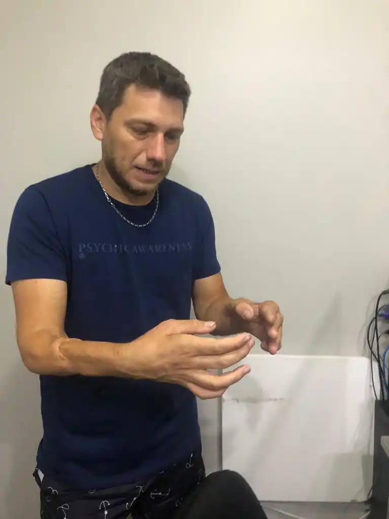 Alfredo perdió y recuperó los brazos y enfrenta todo como un desafío 