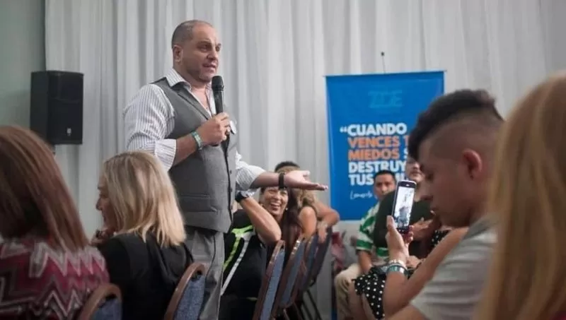 Leonardo Cositorto, CEO de Generación ZOE, ciuando daba charlas motivacionales.