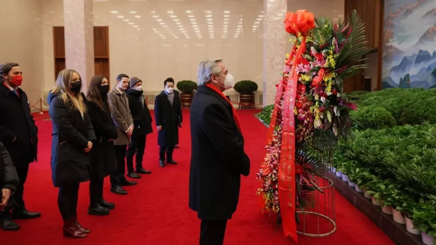 OFRENDA. El presidente dejó una ofrenda floral en el mausoleo de Mao Tse-Tung, al igual que Macri en 2017. 