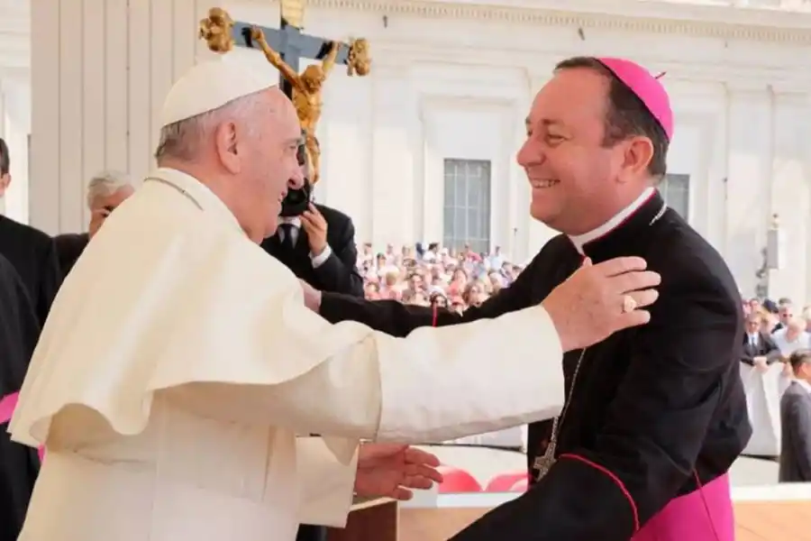 El Papa Francisco saluda a Gustavo Zanchetta. Foto de Archivo