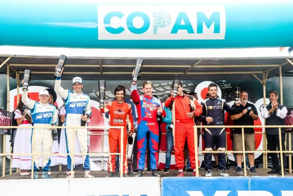 POR MUCHOS PODIOS MÁS. Padilla (quinto desde la izquierda) fue campeón la temporada pasada en la RC2B. En 2022, el yerbabuenense busca lo mismo en la exigente clase RC2, la más competitiva.  Fotos Rally Argentino