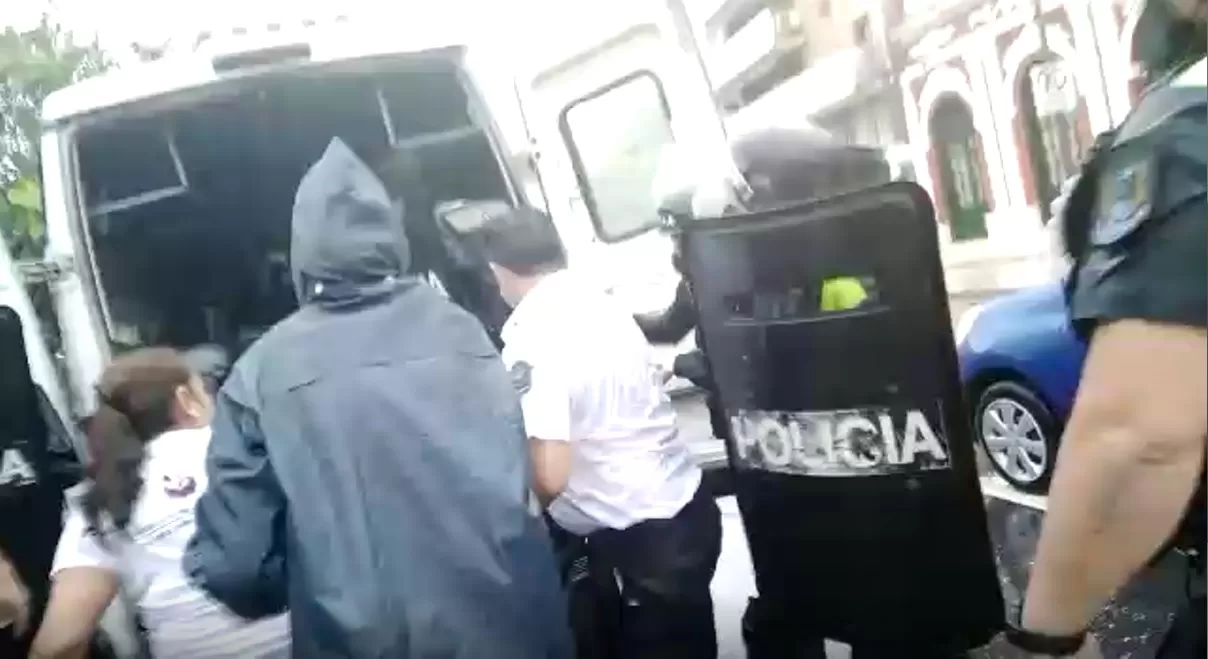 MOMENTO DE TENSIÓN. Efectivos policiales irrumpen ante la protesta de trabajadores de Sitas. Captura de Video