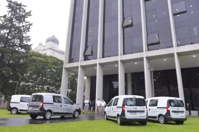 La Legislatura donó cinco utilitarios al Ministerio de Salud para la lucha contra la pandemia