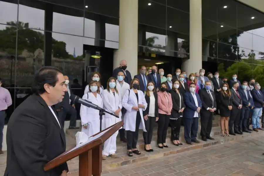 EN LA LEGISLATURA. Sergio Mansilla, presidente subrogante de la Cámara provincial, brinda un discurso en el acto de este martes. Foto: Prensa HLT
