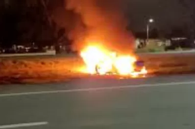 Video: un auto volcó en la Circunvalación y se prendió fuego