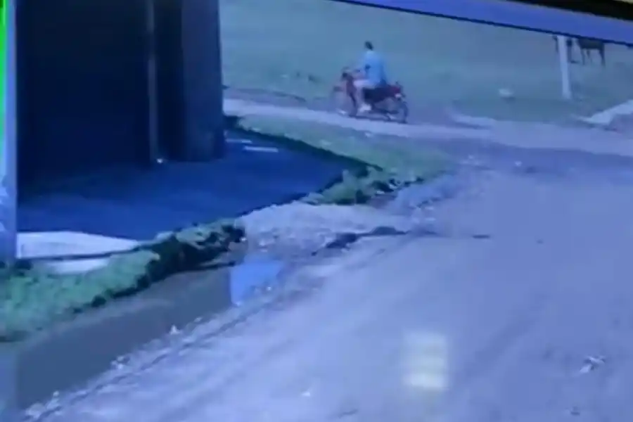 A TODA VELOCIDAD. Fernández huye a todo velocidad en su moto. 