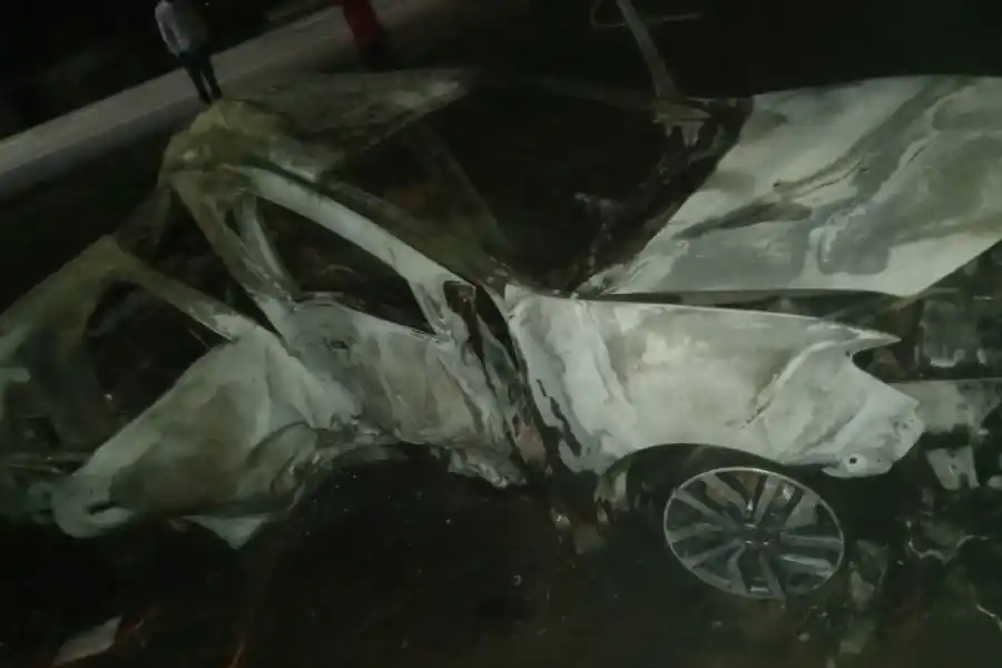 DESTRUIDO. El auto siniestrado fue consumido por las llamas en pocos minutos.