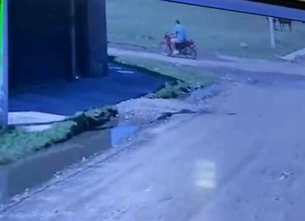 A TODA VELOCIDAD. Fernández huye a todo velocidad en su moto. 