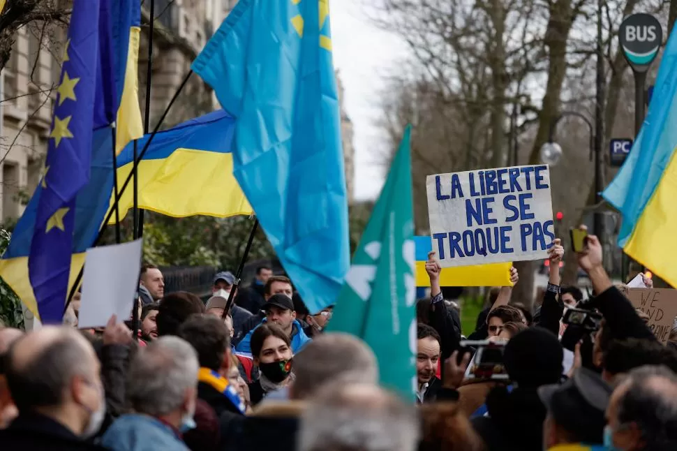 EN PARÍS. Manifestantes protestan contra una posible guerra en Ucrania frente a la embajada de Rusia en la Ciudad Luz. 