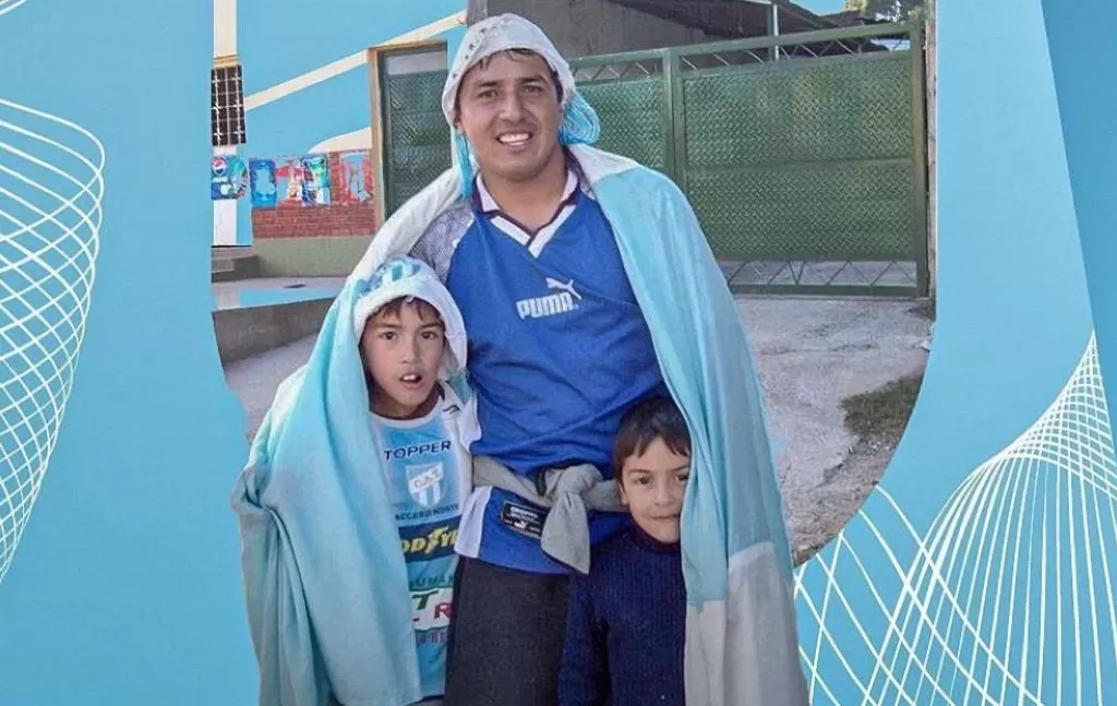 DE CHIQUITO. Cuello, junto a su padre y a su hermano, el día que Atlético le dijo adiós al Argentino A.