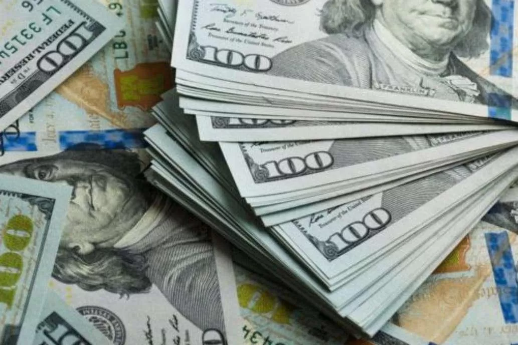 El dólar blue registra una leve suba y se negocia en $210,50 