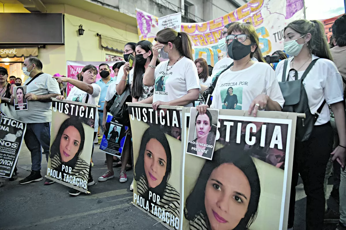 RECLAMO DE JUSTICIA. La madre de Paola (centro) será quien presente hoy los pedidos de destitución.