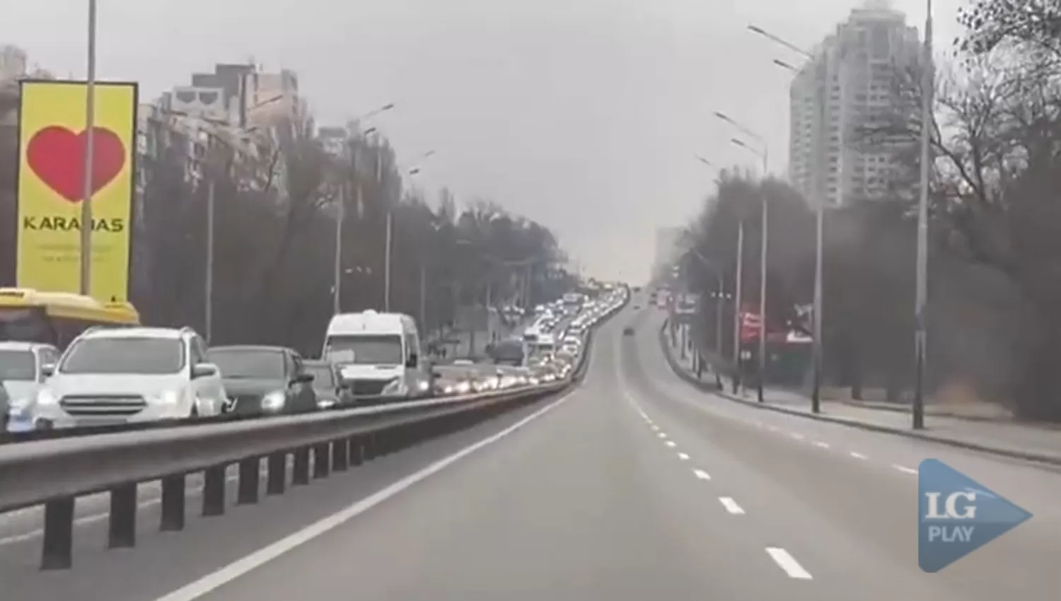COLAPSADAS. Las autopistas hacia los países limítrofes de Ucrania tienen largos embotellamientos.