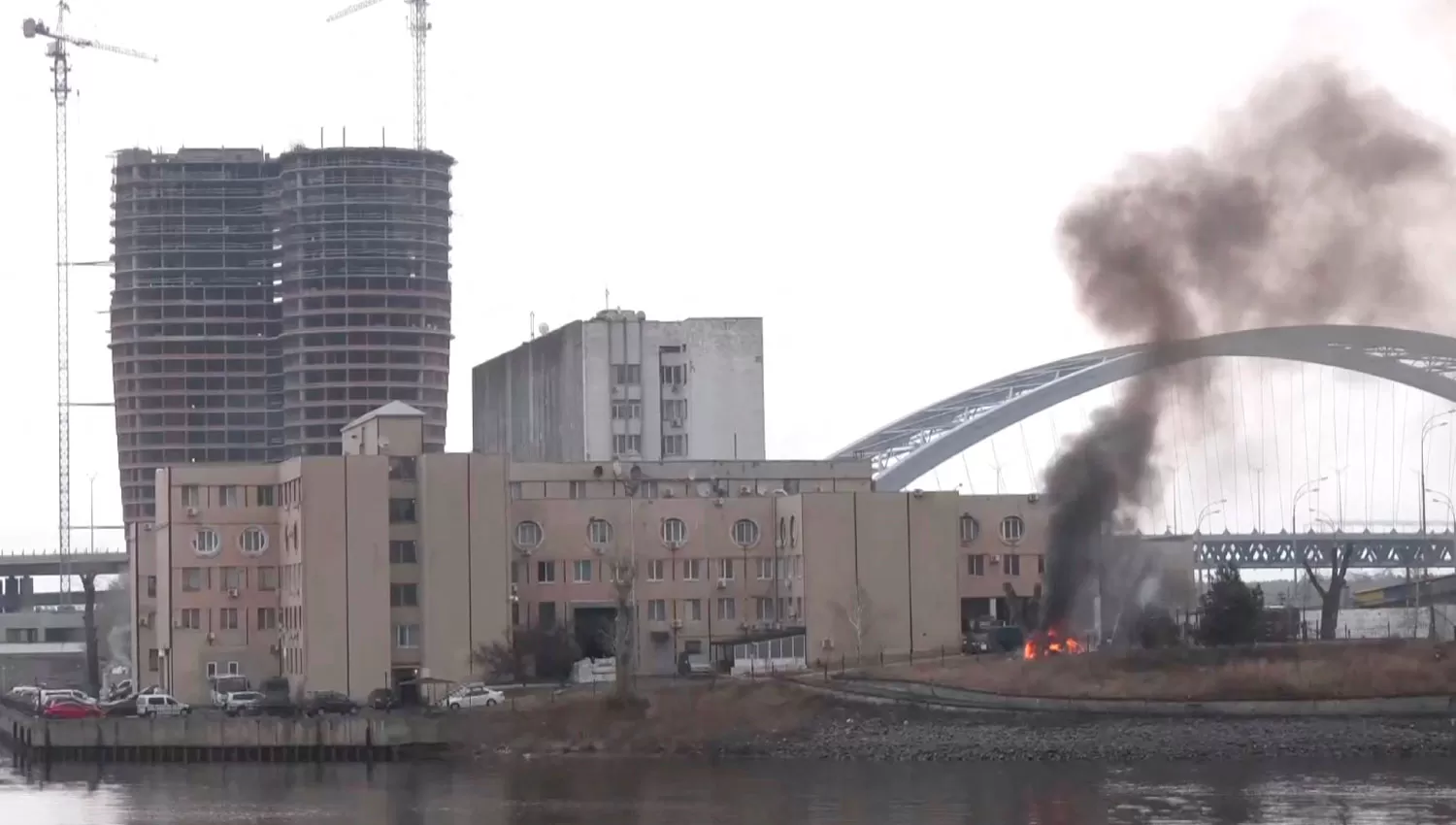EN LA CAPITAL. Una columna de humo sale de un edificio de Kiev, una de las ciudades atacadas por Rusia. 