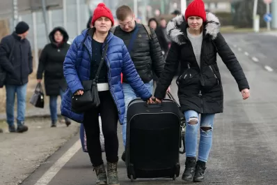 Miles de ucranianos intentan cruzar la frontera con Polonia y Hungría