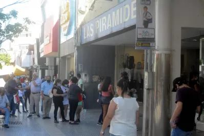 Los tucumanos prefieren “tarjetear” el uniforme para la vuelta a clases