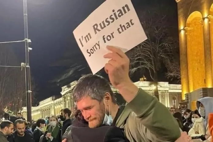 Soy ruso, perdón por esto, dice el cartel que levantó un ciudadano en Ucrania.