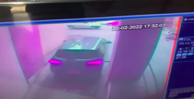 Captura de video del momento del robo en la cochera.