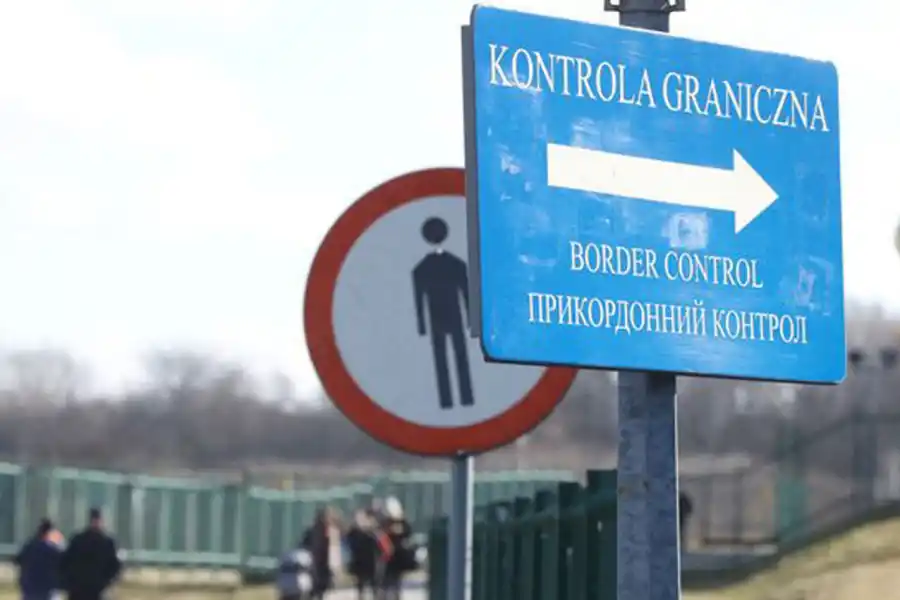 AL ESTE. Un cartel señala el puesto de control para acceder a la ciudad polaca de Medyka.