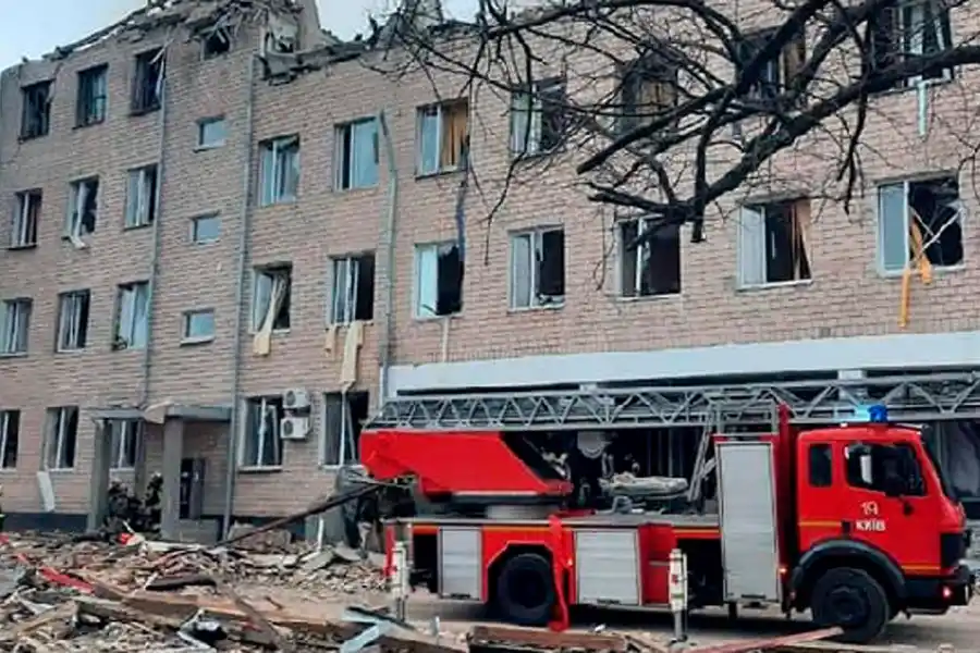 EN KIEV. Un edificio fue alcanzado por el bombardeo ruso sobre Brovary.