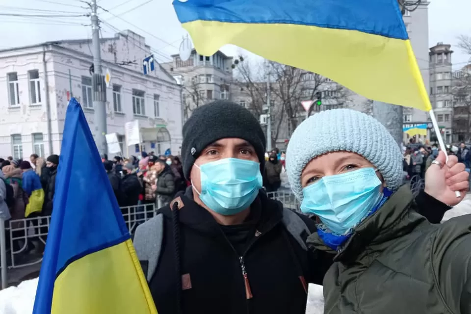Darina Tkachenko y Javier Donoso, en una manifestación. foto de Facebook