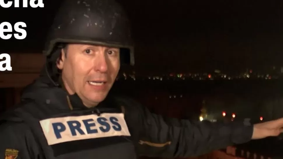 Video: un periodista es sorprendido en vivo por los ataques en Ucrania