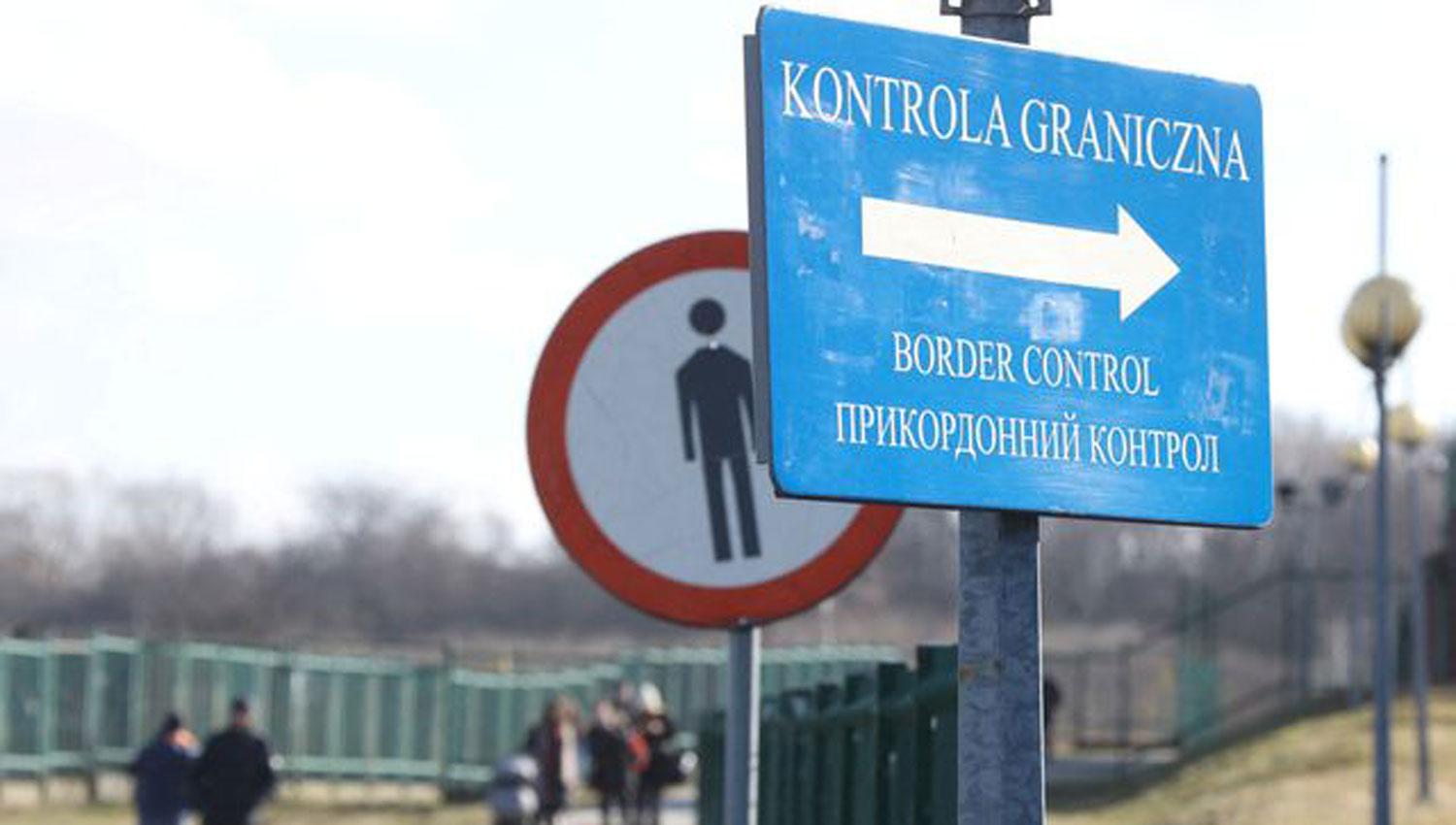 AL ESTE. Un cartel señala el puesto de control para acceder a la ciudad polaca de Medyka.