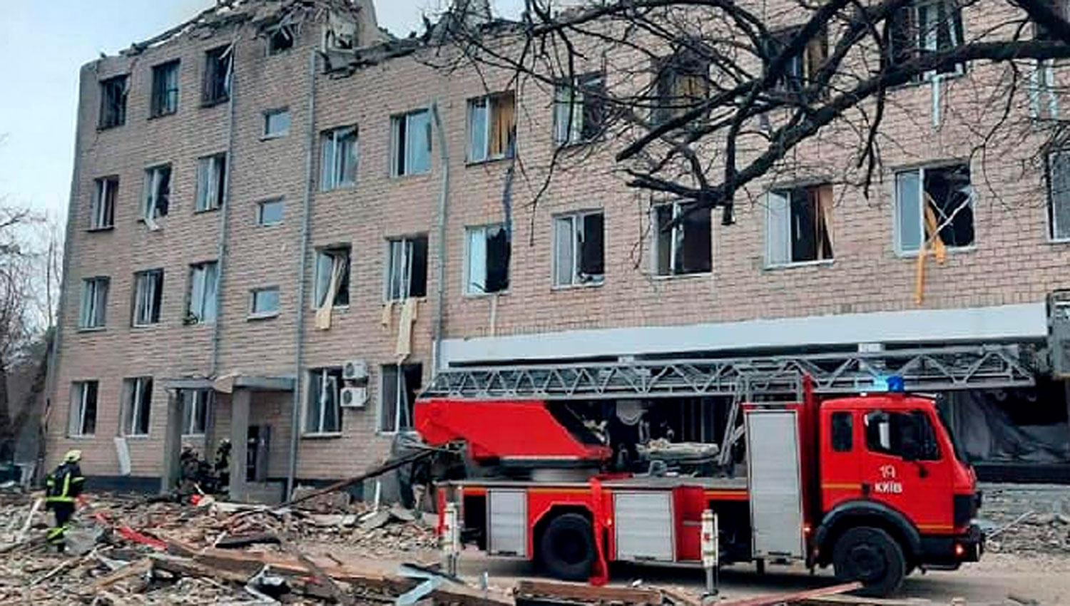 EN KIEV. Un edificio fue alcanzado por el bombardeo ruso sobre Brovary.