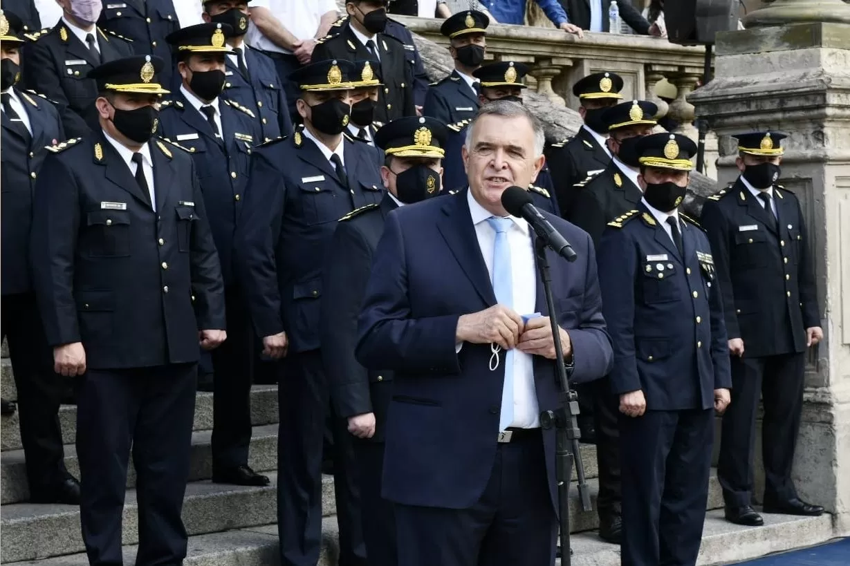 JUNTO A LA POLICÍA. El gobernador Osvaldo Jaldo, en un acto oficial de la fuerza provincial. foto: Prensa Gobernación / Archivo