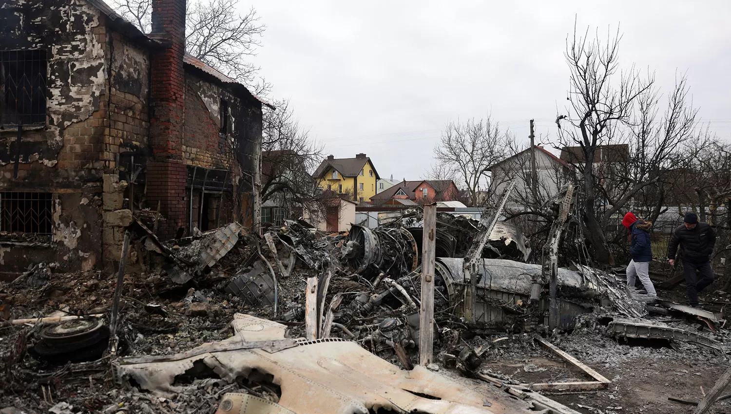 EN LA CAPITAL. Los ataques rusos castigaron áreas residenciales en las afueras de Kiev.