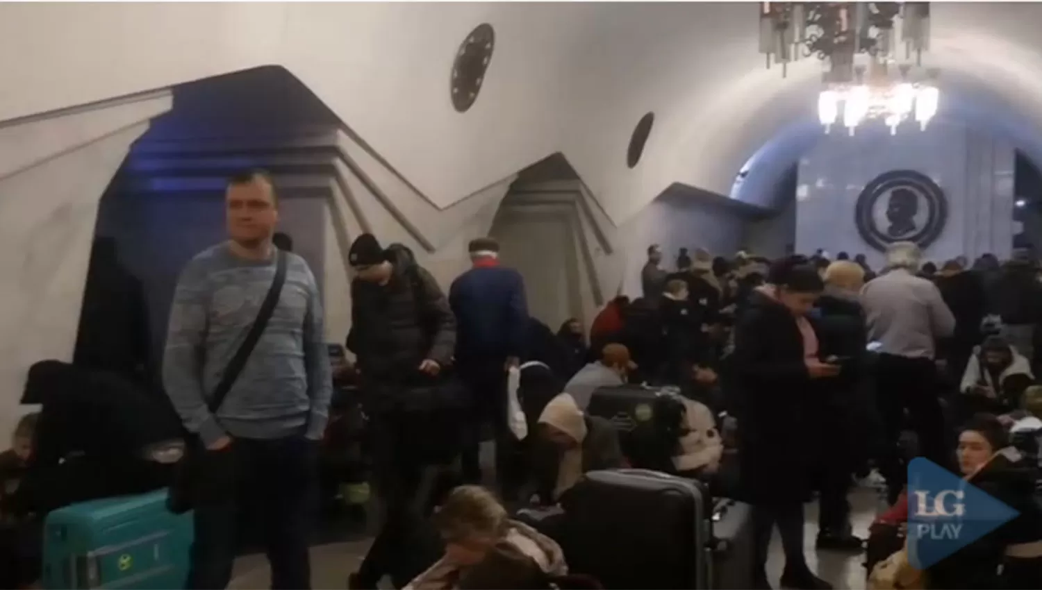 RESGUARDO. Los ciudadanos de Kiev se escondieron en las estaciones subterráneas.