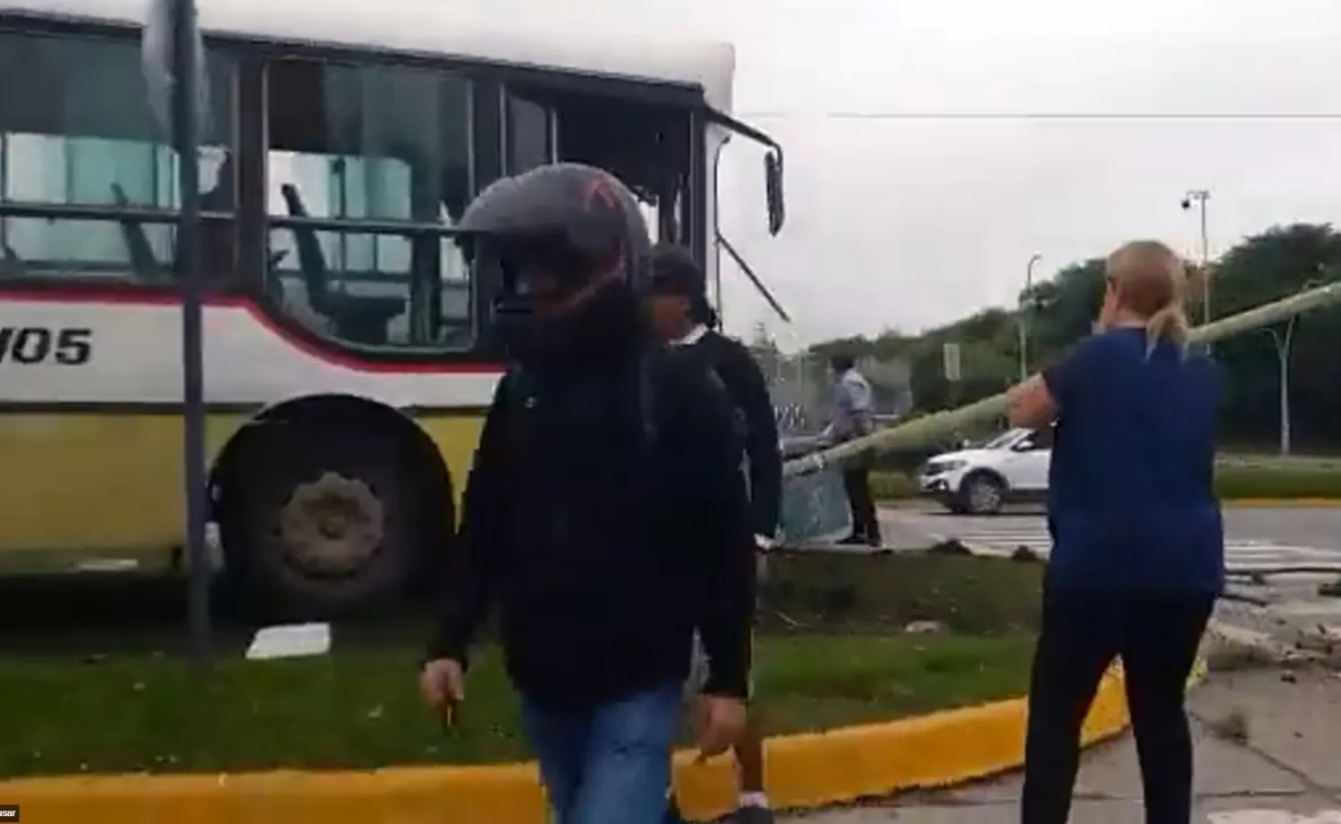 TREMENDO IMPACTO. El ómnibus colisionó contra un poste del alumbrado público, en avenida Perón y Mariano Moreno. Captura de Video