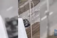 Video: Un blindado fuera de control aplastó el auto de un civil 