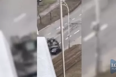 Video: Un blindado fuera de control aplastó el auto de un civil