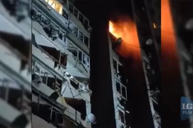 Video: Un edificio residencial quedó destruido en Kiev