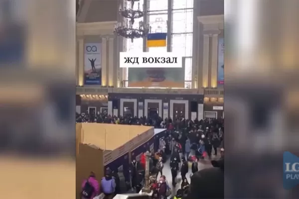 Video: Una multitud buscó el tren para dejar Kiev tras los avances rusos