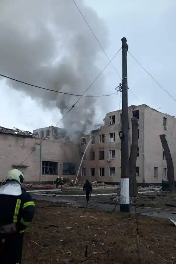 BOMBARDEADO. Un edificio dañado de una base militar en Brovary. 