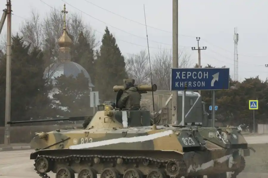 EN CRIMEA. un vehículo blindado circula por una calle, después de que Putin, autorizara una operación militar en Armyansk, Crimea.