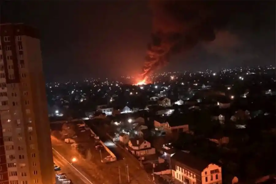 Las tropas rusas bombardearon la capital de Ucrania: reina el caos y la gente se refugia en los subtes
