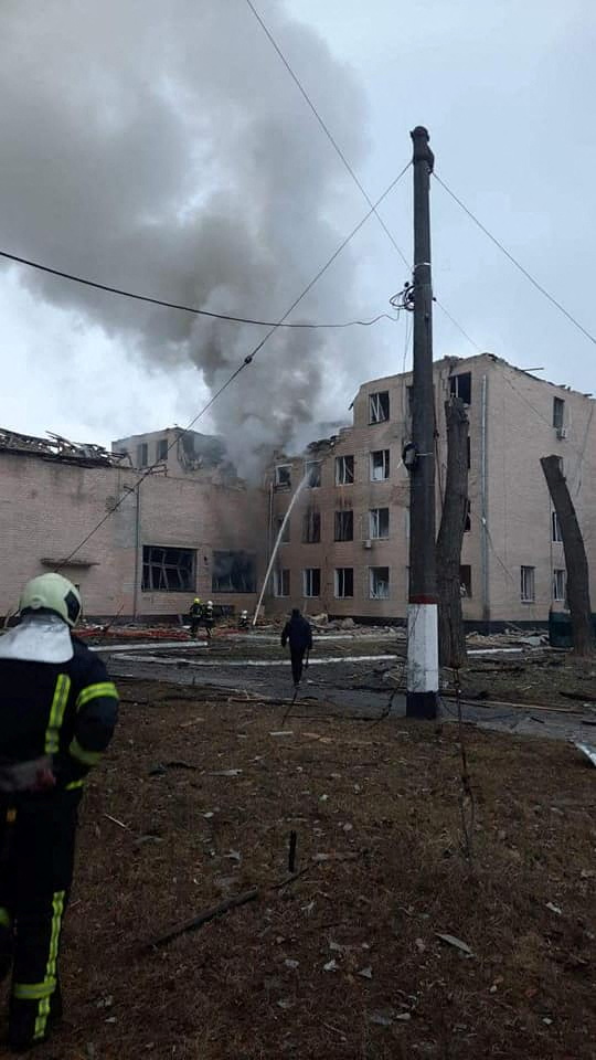 BOMBARDEADO. Un edificio dañado de una base militar en Brovary. 