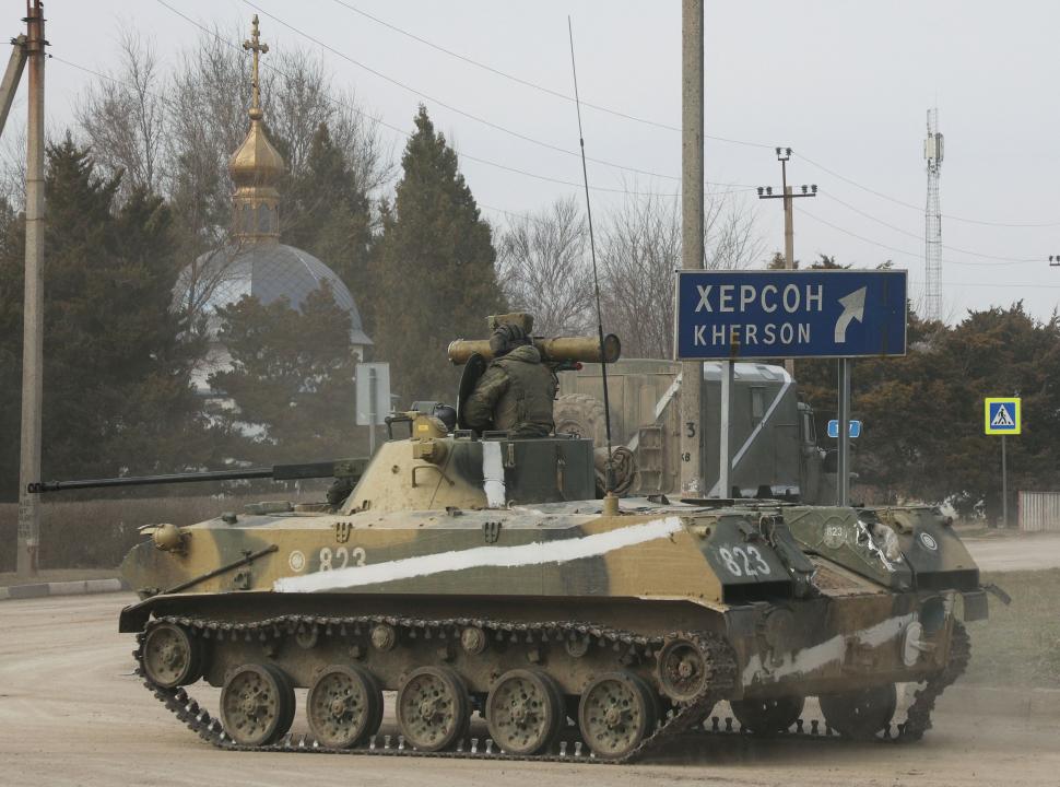 EN CRIMEA. un vehículo blindado circula por una calle, después de que Putin, autorizara una operación militar en Armyansk, Crimea.